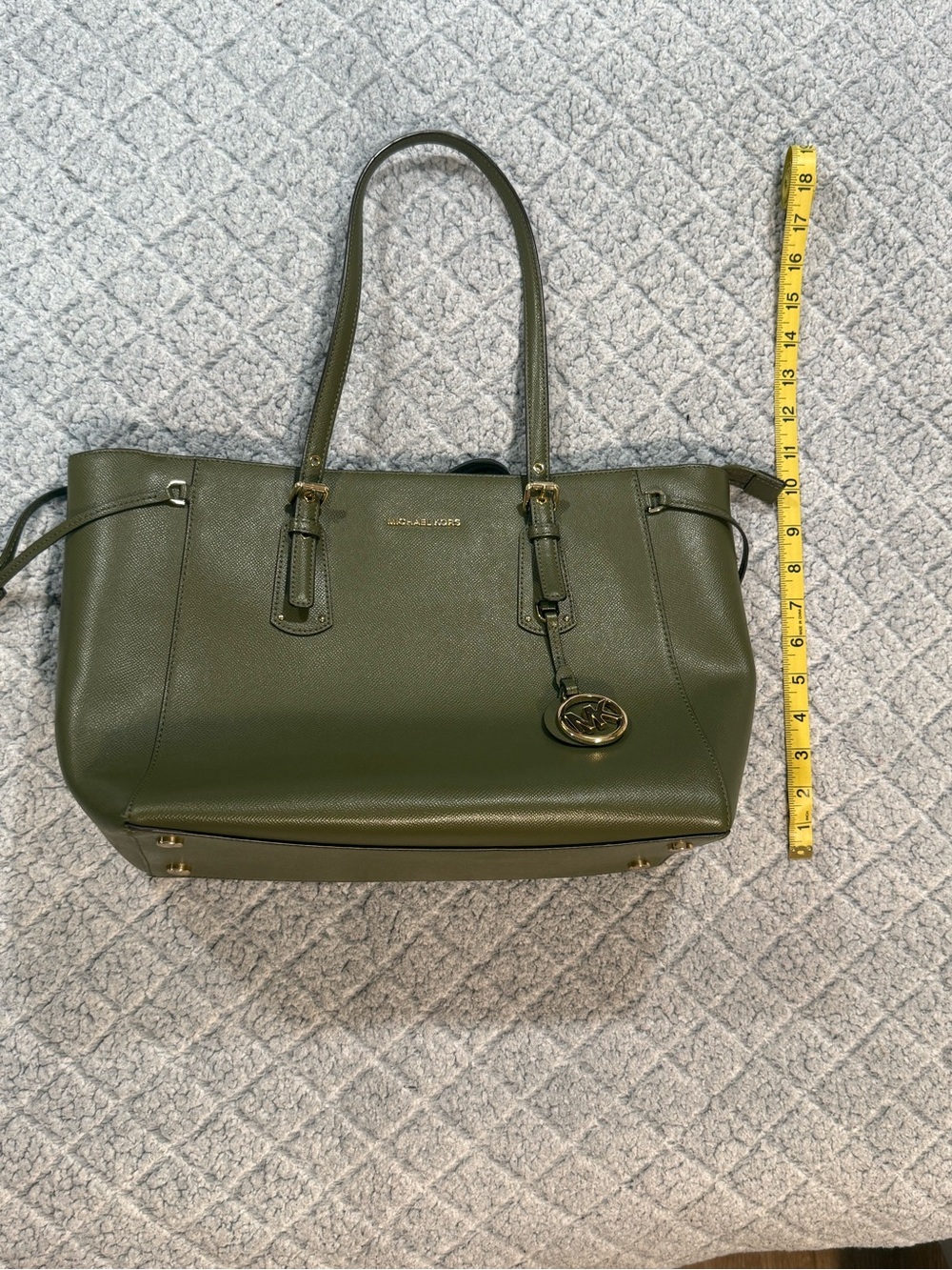 ✨ PRICE DROP ✨ Michael Kors Medium Voyager Leather Tote - olive green - Picture 14 of 15